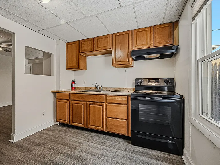 1813 W 7th St — Photo 14