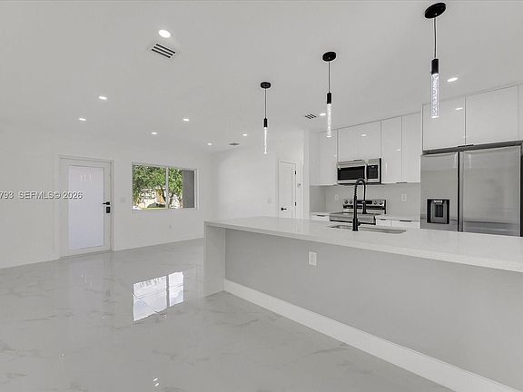 3rd image of 910 NW 133rd St