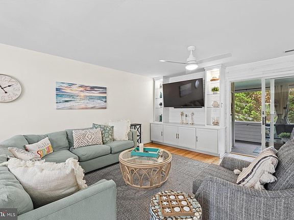 3rd image of 828D Westwood Ave #D