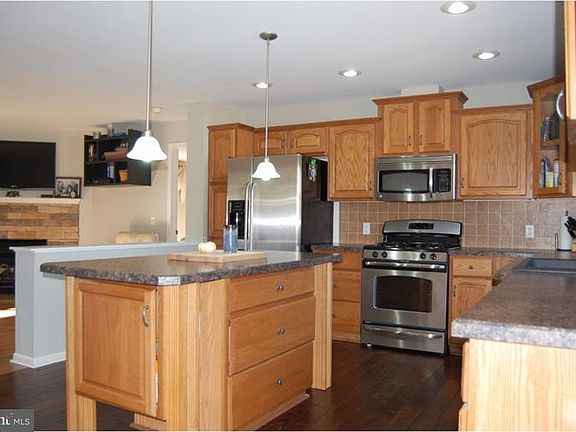 5th image of 323 Seltzer Ave