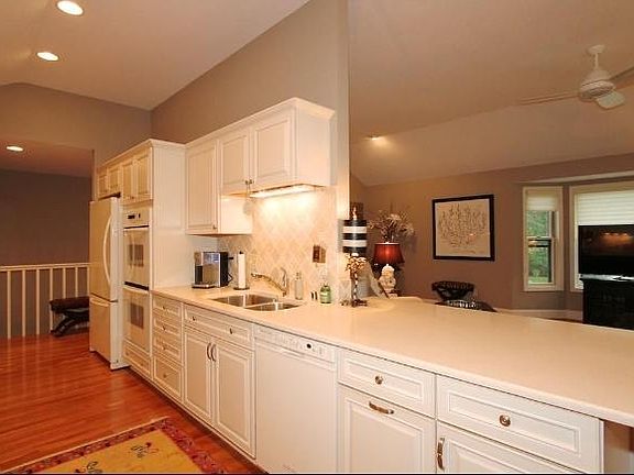 4th image of 6697 N Green Bay Ave #3