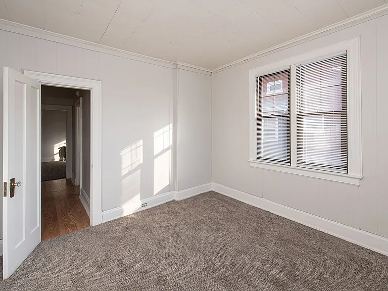 Beautifully updated Tudor style duplex. Upper unit. Large rooms. 2 balconies, private entry. Fenc... — Photo 26