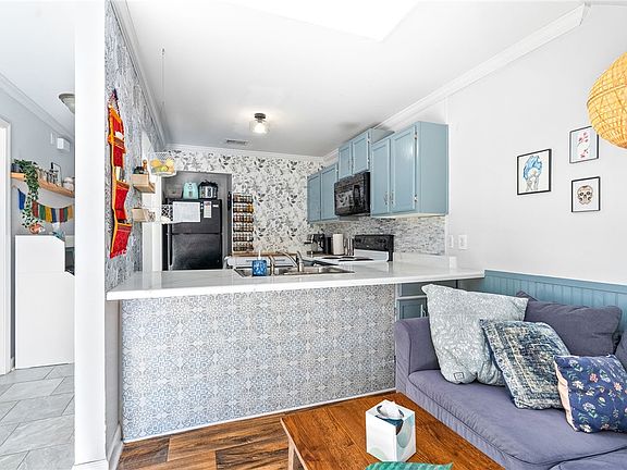 3rd image of 1007 Stonegate Dr APT C
