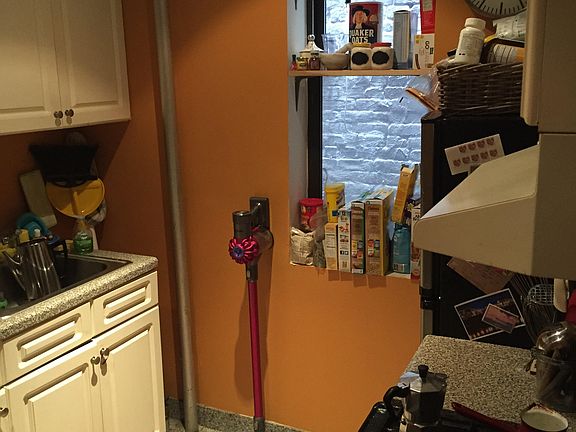 4th image of 504 E 13th St APT 4D