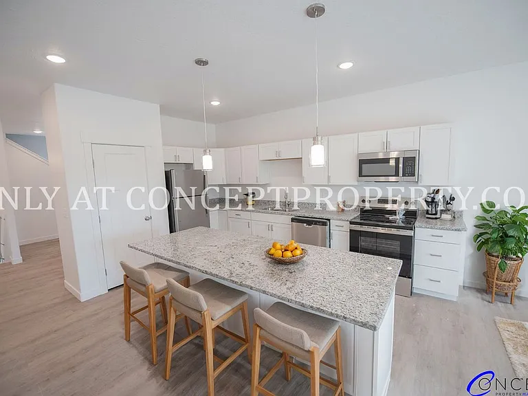 643 E 12th St — Photo 59