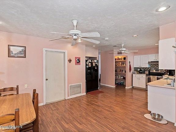 2nd image of 690 Oak Park Cir