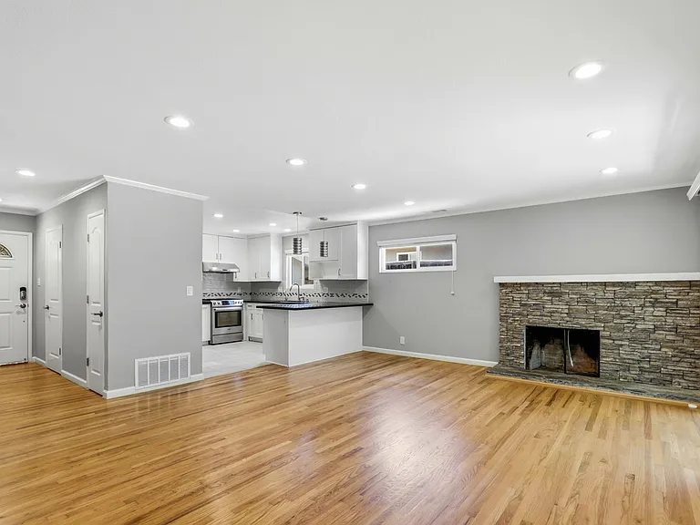 4737 Regina Way — Photo 5