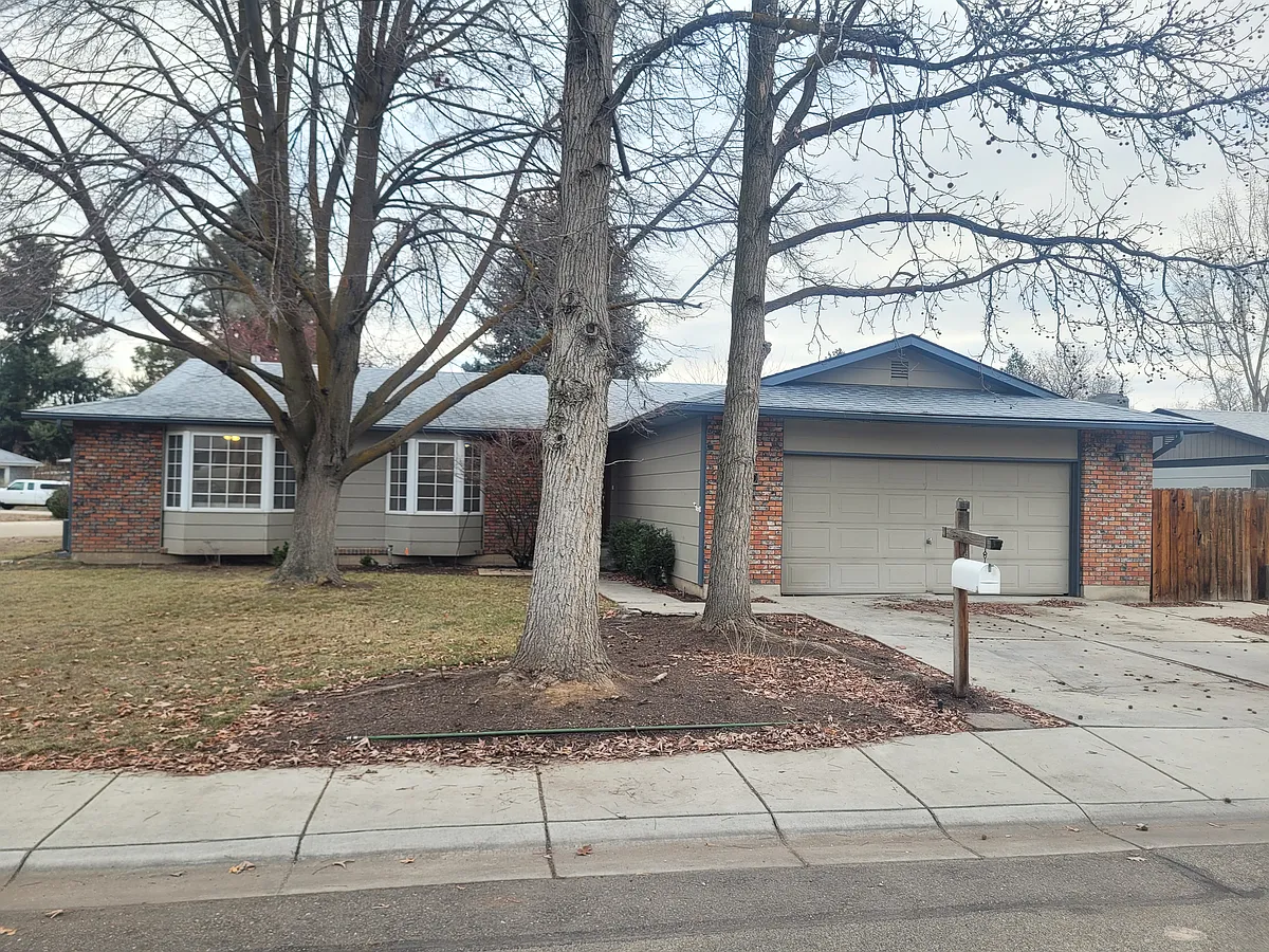 Building Photo - 5490 N Marcliffe Ave