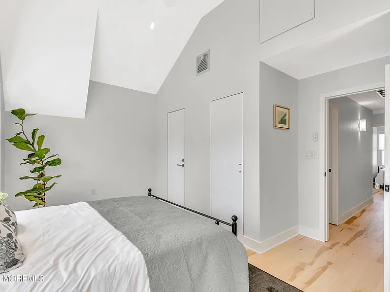 320 Ocean Park Ave — Photo 22