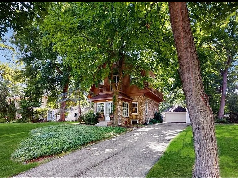 1037 Sauganash Dr — Photo 1