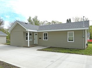 1520 E Pleasant View Dr, Des Moines, IA 50320