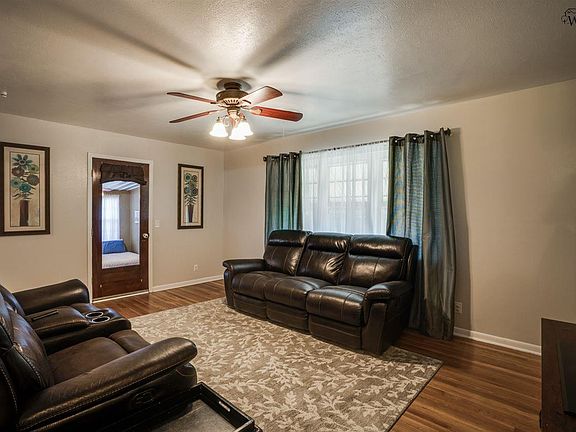 4th image of 801 Mimosa St