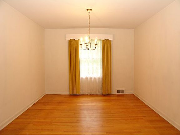 4th image of 11 Leslie Ct