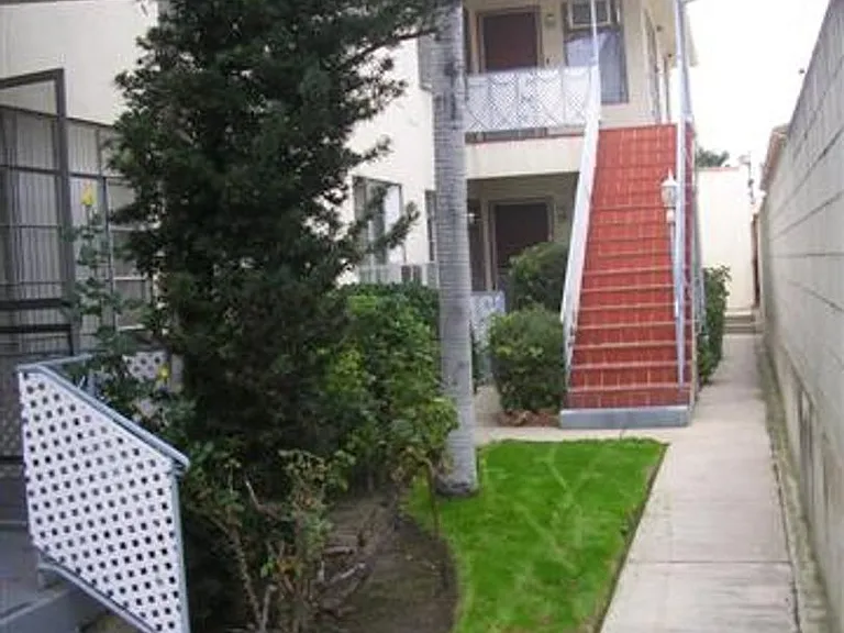 340 N Isabel St — Photo 3
