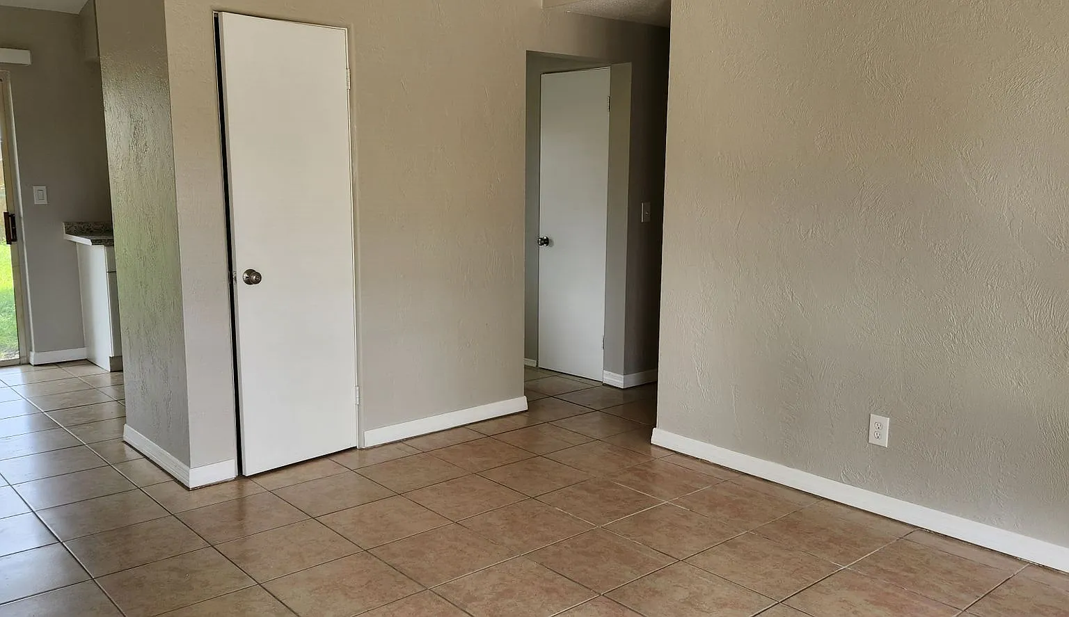3 bedroom 1.5 bath — Photo 2
