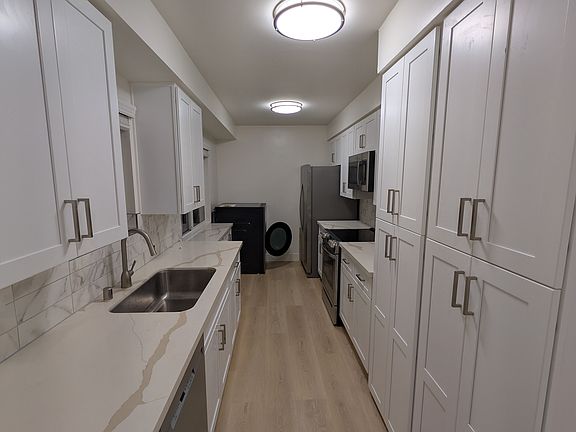 4th image of 2610 S Bundy Dr APT 5