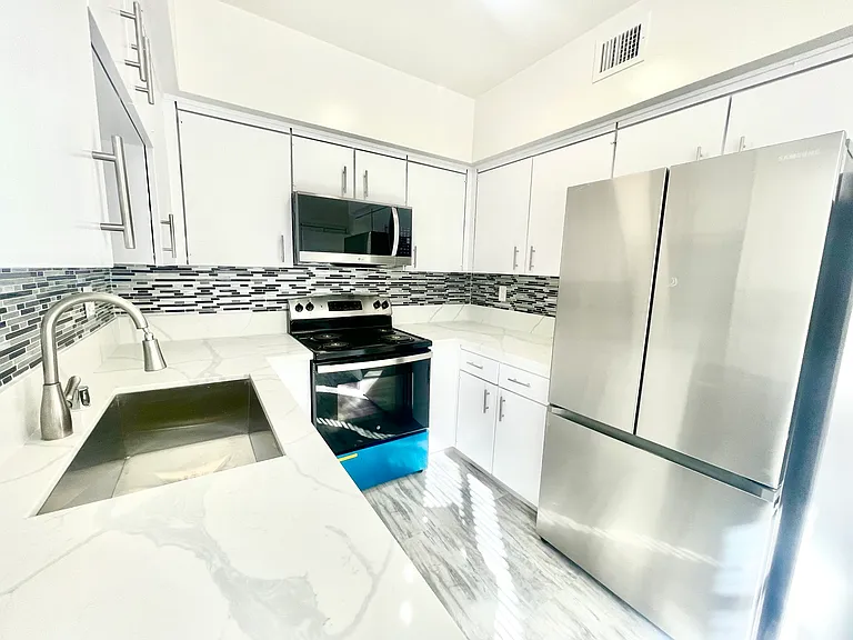 Occidental Towers Apartments — Photo 52