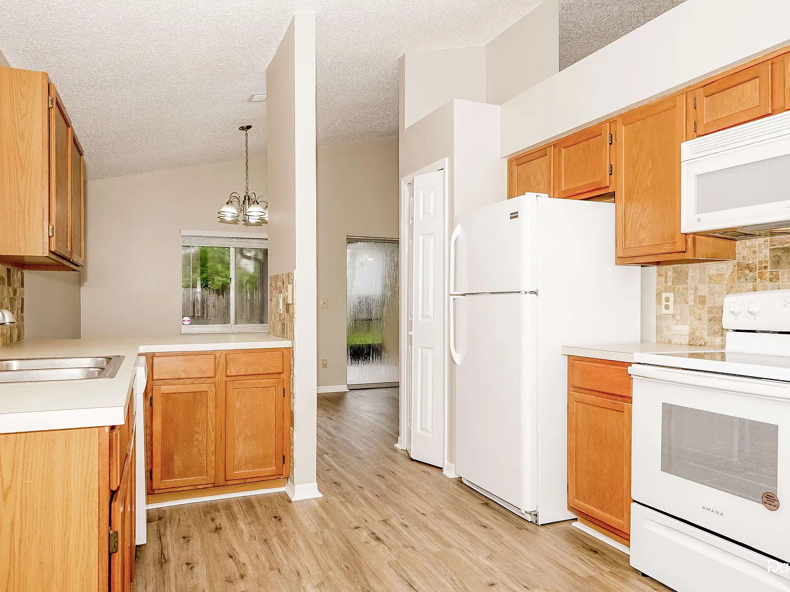 3 bed, 2.0 bath, 1356 sqft, $2,155 — Photo 3