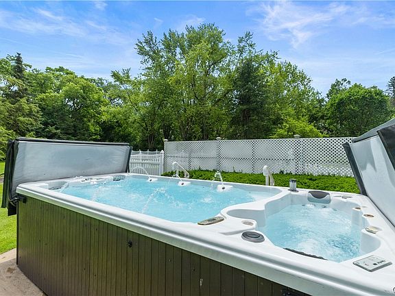 3rd image of 5 Hingham Rd