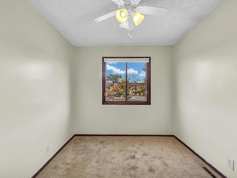 105 N Orr Dr — Photo 57