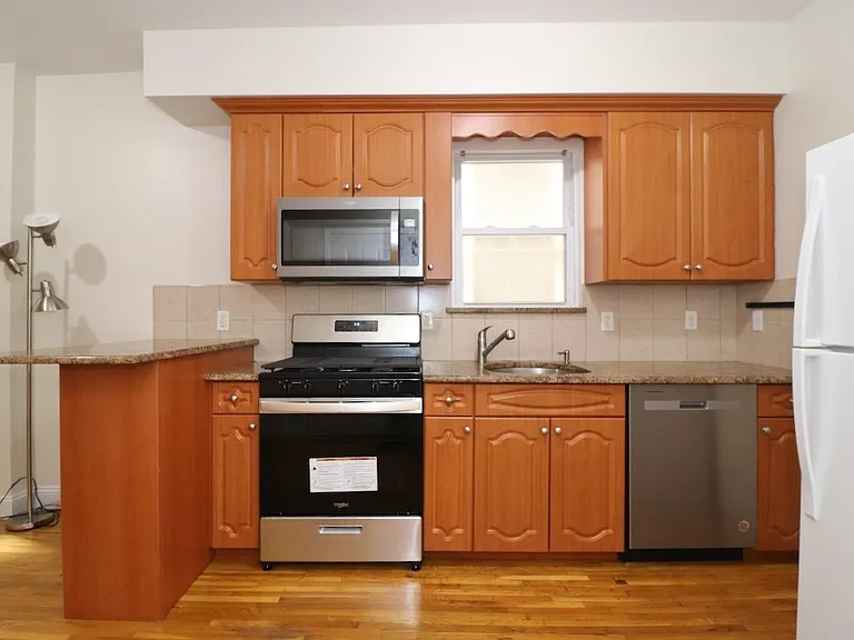 34 Court House Pl #2L — Photo 2