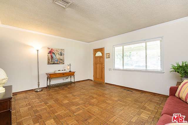 1st image of 816 N Doan Dr