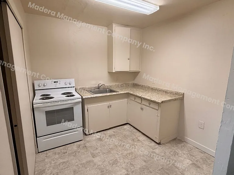 210 N C St — Photo 10