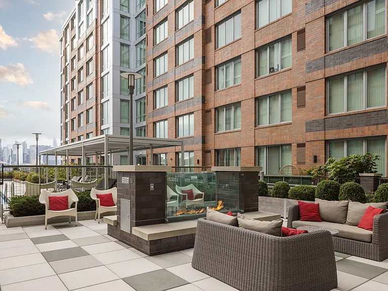RiverTrace at Port Imperial — Photo 13