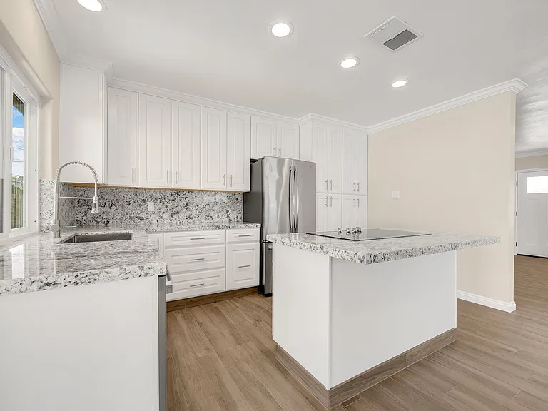 630 N Colfax St — Photo 12