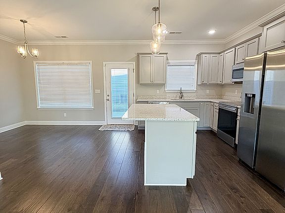 4th image of 643 Bellingham Dr NE