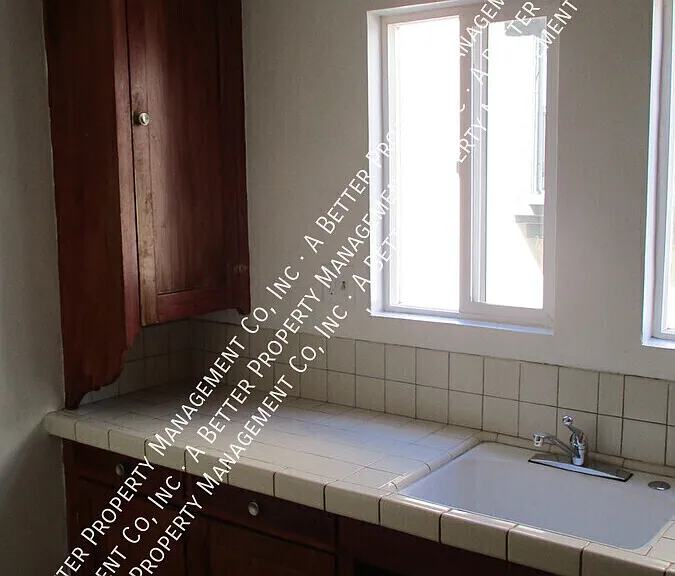 641 E 6th St — Photo 11