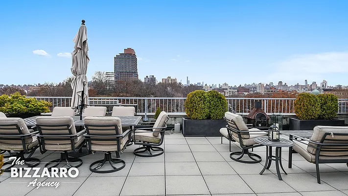 Sold by Bizzarro Agency | media 1