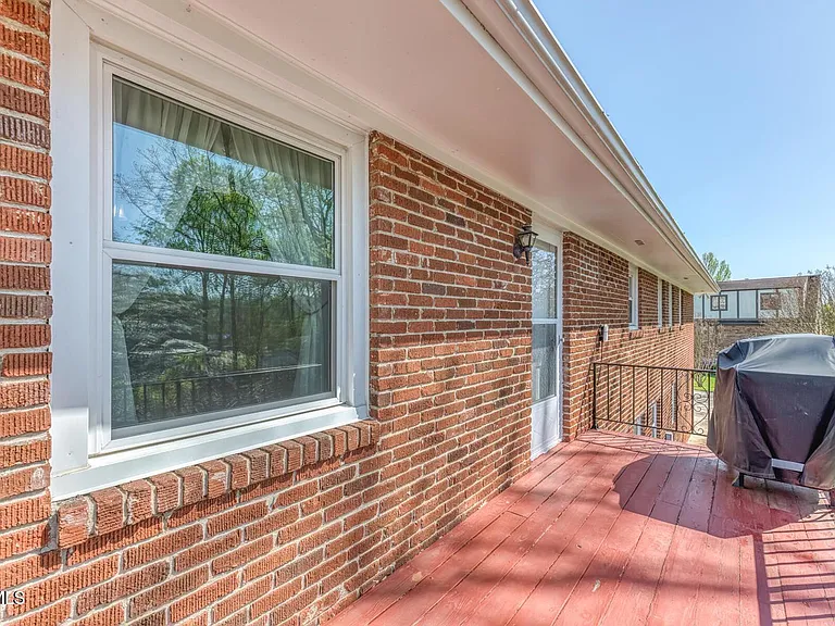 908 Meadow Ln — Photo 41