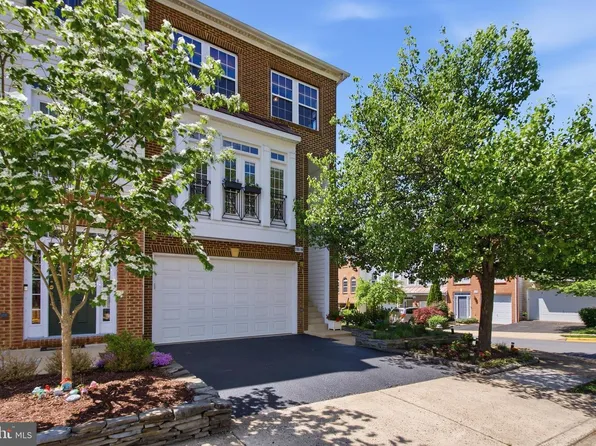 7819 Locust Leaf Ln, Alexandria, VA 22315