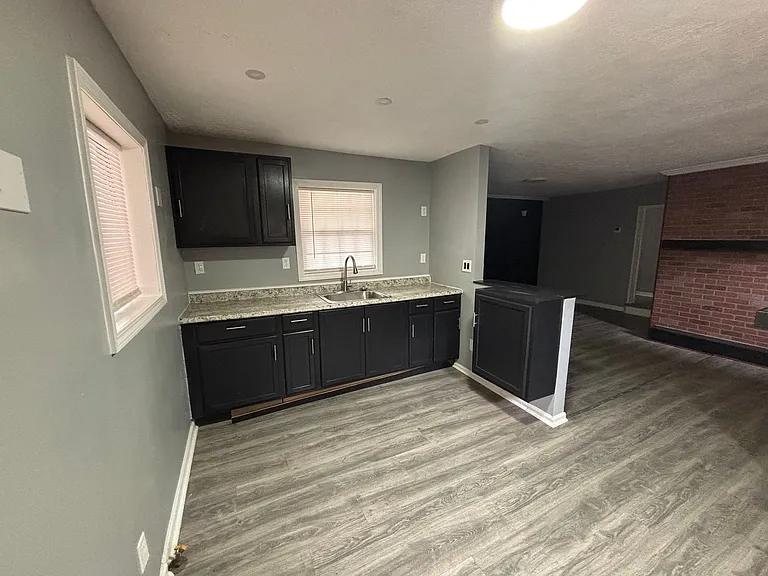 102 Eads St — Photo 4