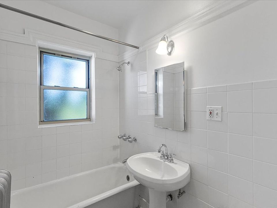 1st image of 1727 W Thorndale Ave APT 3A