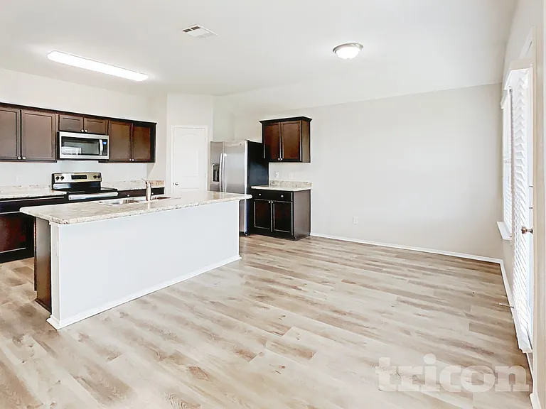 221 Thoroughbred St — Photo 4