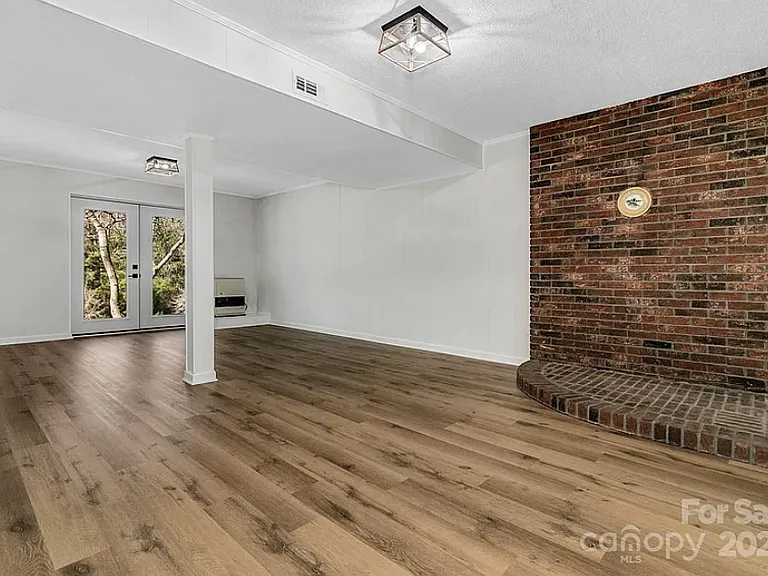 1085 Jenkins Valley Rd — Photo 17