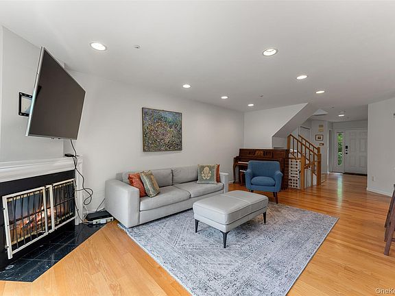 3rd image of 611 Pondside Drive