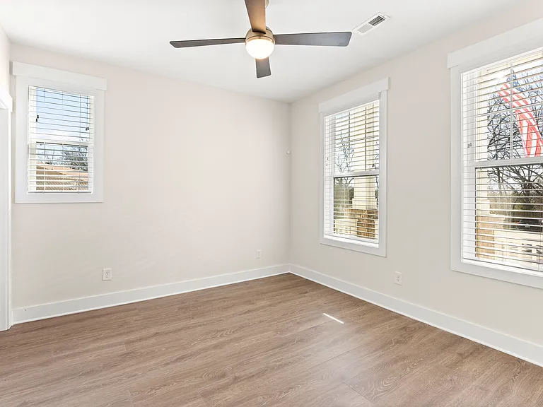 2045 Oakwood Ave — Photo 7