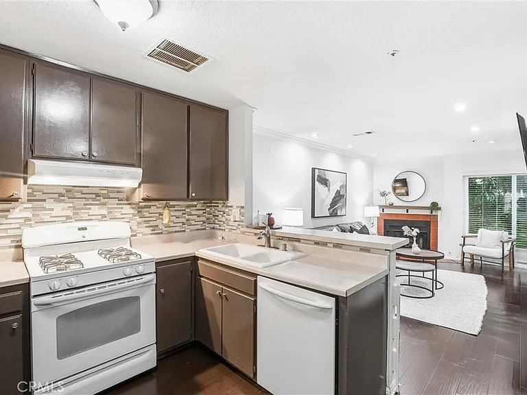 334 S Walnut Ave #D-11 — Photo 8