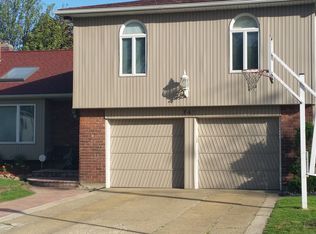 741 Vandam St, Valley Stream, NY 11581