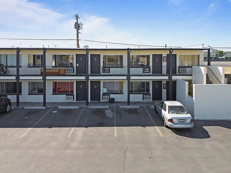 905 W Broadway Ave — Photo 6