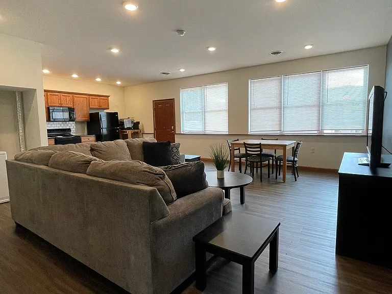 941 W 3rd St #6-1 — Photo 3