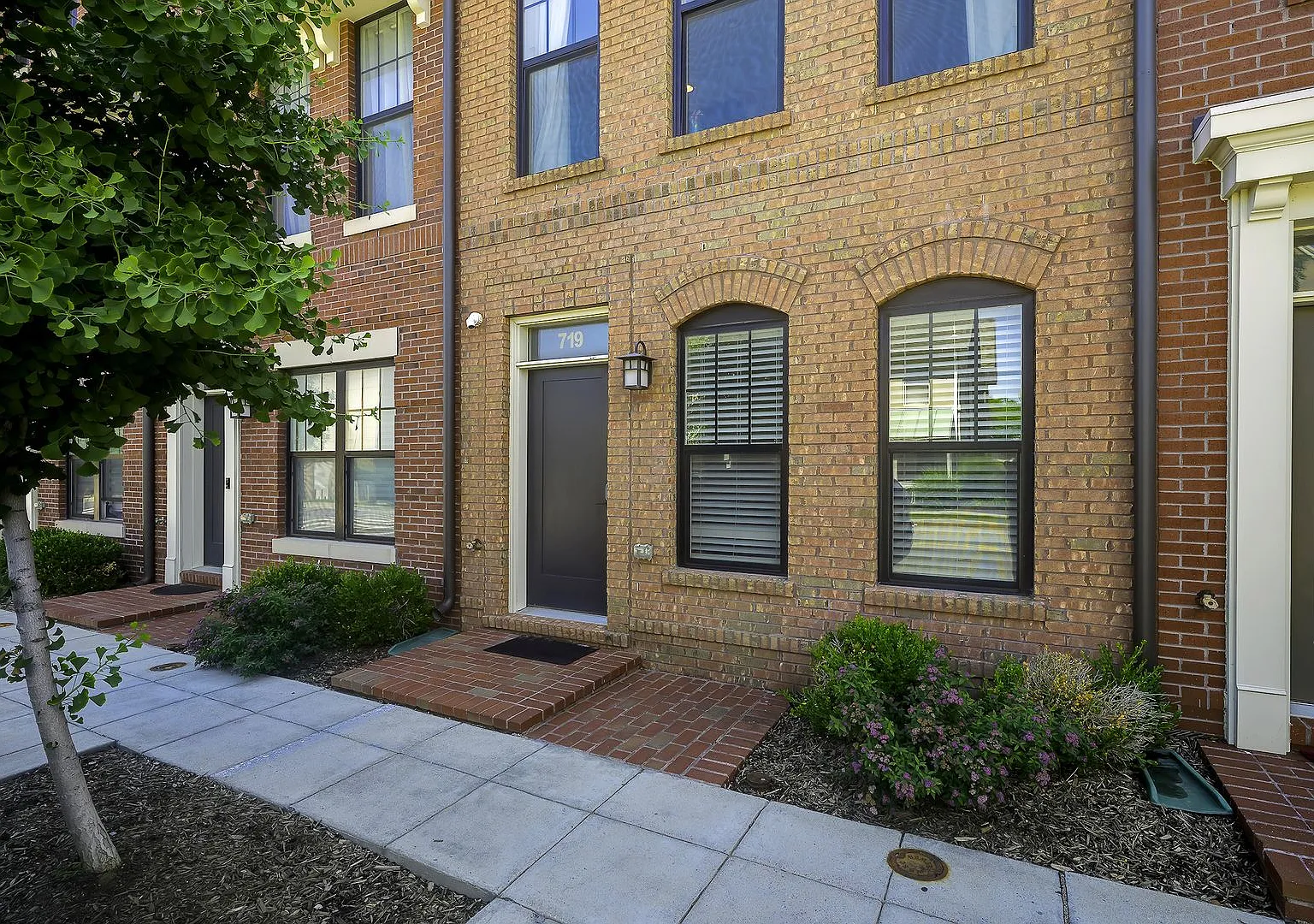 Stunning 4 bed, 4 Bath with Private Rooftop Terrace & Garage — Photo 2