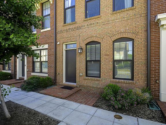 2nd image of 719 Parkside Pl NE