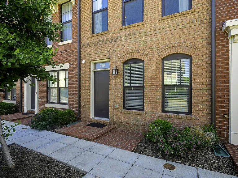 719 Parkside Pl NE — Photo 2