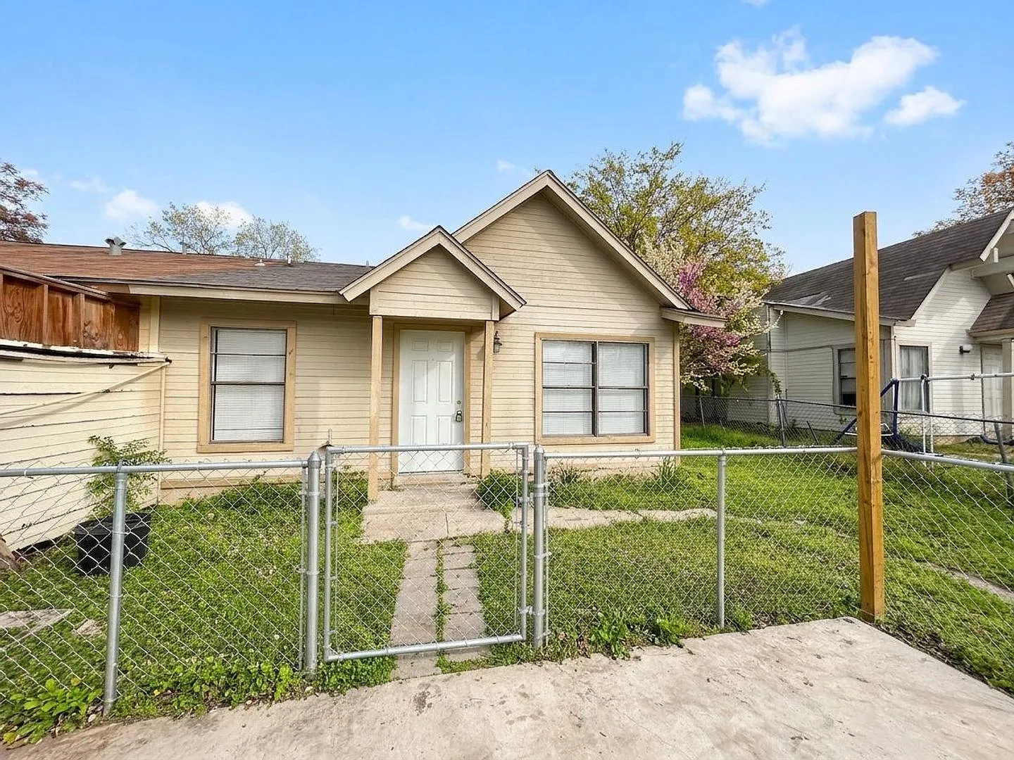 **Pet-Friendly 2BR Home with Fenced Front & Backyard! — Photo 2