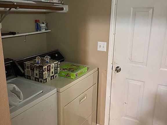 4th image of 968 Glenn St