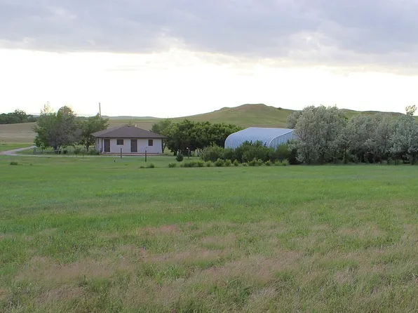 356 Country Club Rd, Chadron, NE 69337